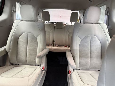Used 2018 Chrysler Pacifica Touring Plus FWD image 19