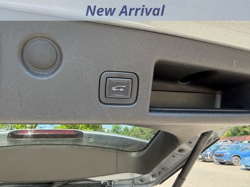 Used 2023 Chevrolet Equinox LT FWD image 9
