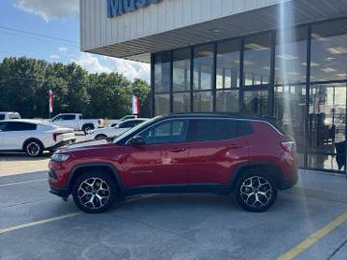 Used 2025 Jeep Compass Limited AWD/4WD image 3
