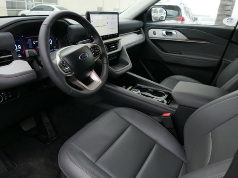 Used 2025 Ford Explorer Active w/ Active Comfort Package image 12