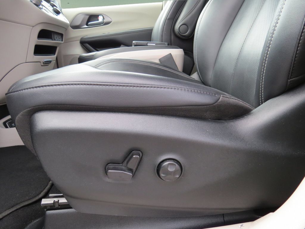 Used 2024 Chrysler Pacifica Touring-L FWD image 17