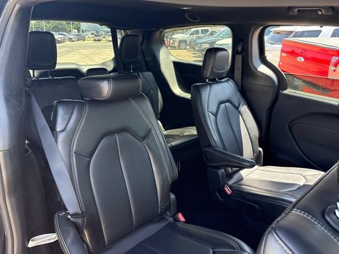 Used 2025 Chrysler Pacifica Select FWD image 9