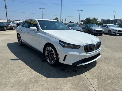 Certified 2025 BMW 530i w/ Premium Package image 3
