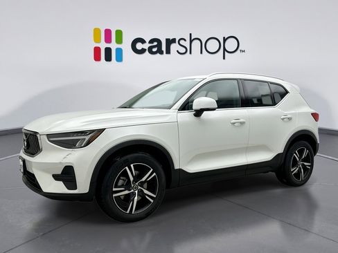 Used 2025 Volvo XC40 B5 Core image 1