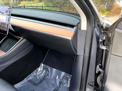 Used 2020 Tesla Model Y Long Range image 18