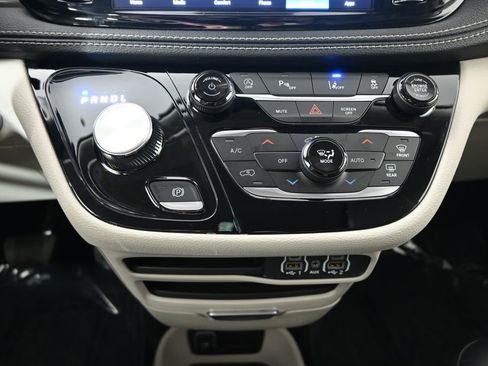 Used 2024 Chrysler Pacifica Touring-L AWD/4WD image 30