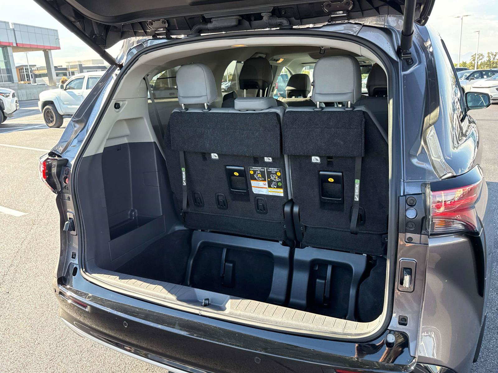 Used 2023 Toyota Sienna Limited FWD image 16