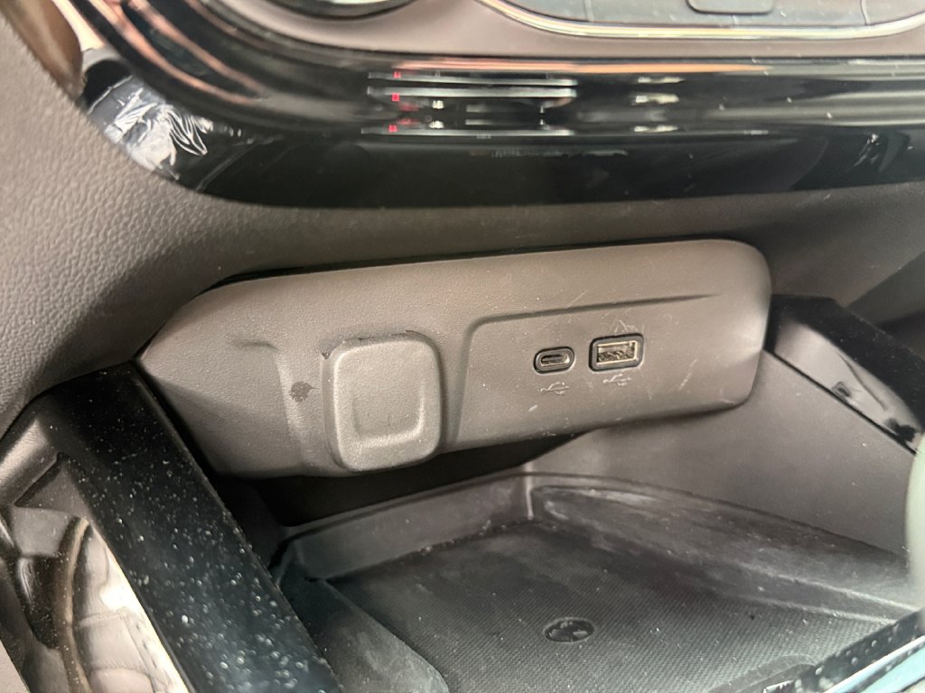 Used 2025 Chevrolet Trax RS w/ Sunroof Package FWD image 21