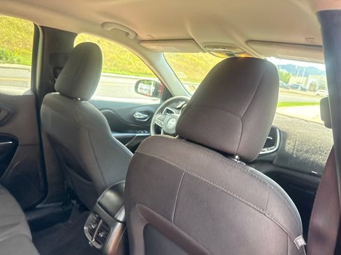 Used 2021 Jeep Cherokee Latitude FWD image 26