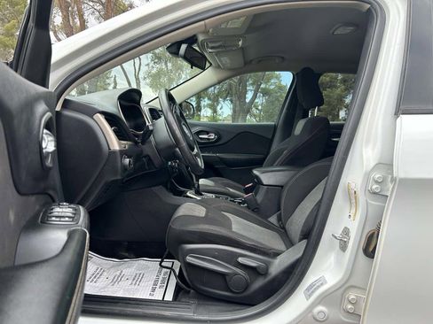 Used 2016 Jeep Cherokee Sport image 18