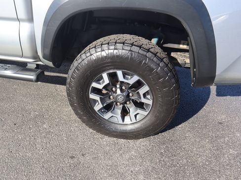 Used 2017 Toyota Tacoma TRD Off-Road w/ Tow Package image 9