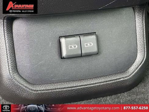 Used 2023 Toyota Highlander XLE image 16