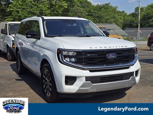 Used 2025 Ford Expedition Platinum AWD/4WD image 2