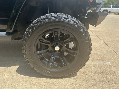 Used 2017 Jeep Wrangler Unlimited Sahara w/ Connectivity Group AWD/4WD image 23