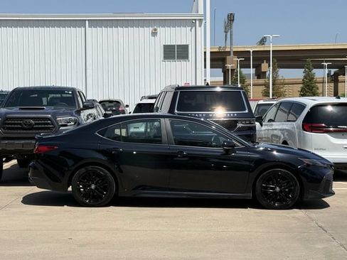 Used 2025 Toyota Camry SE FWD image 3