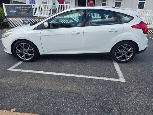 Used 2014 Ford Focus SE w/ Equipment Group 201A FWD image 3