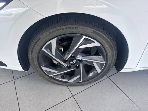 Used 2025 Hyundai Elantra SEL FWD image 13