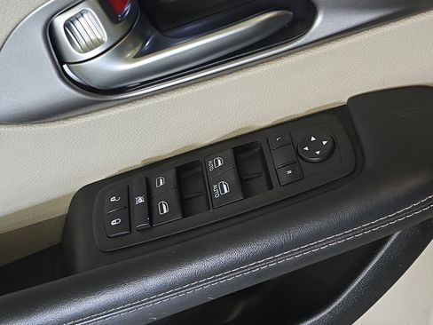 Used 2023 Chrysler Pacifica Touring-L FWD image 21
