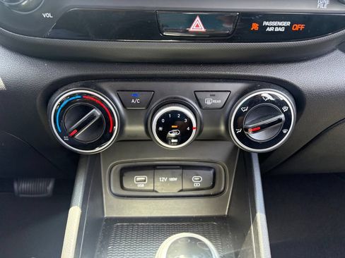 Used 2025 Hyundai Venue SE FWD image 22