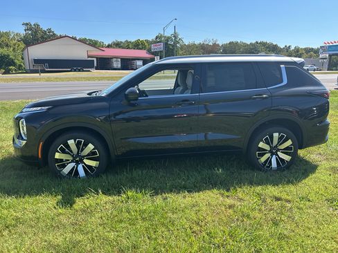 Used 2025 Mitsubishi Outlander AWD image 4