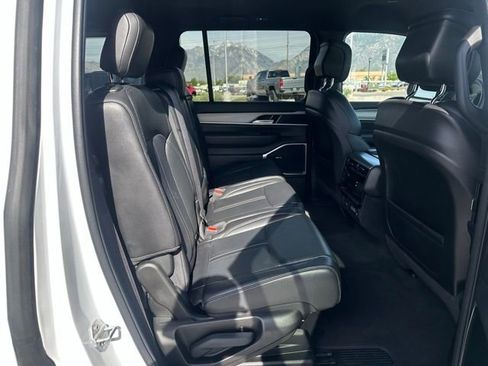 Used 2025 Jeep Wagoneer 4WD image 14