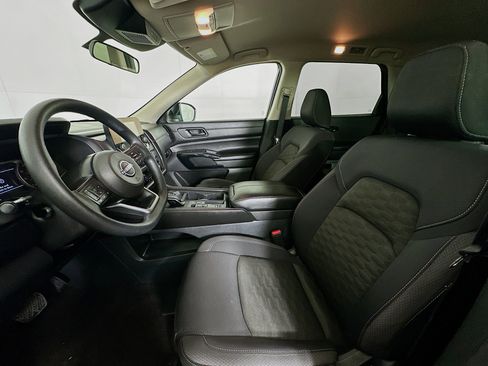 Used 2024 Nissan Pathfinder S image 13