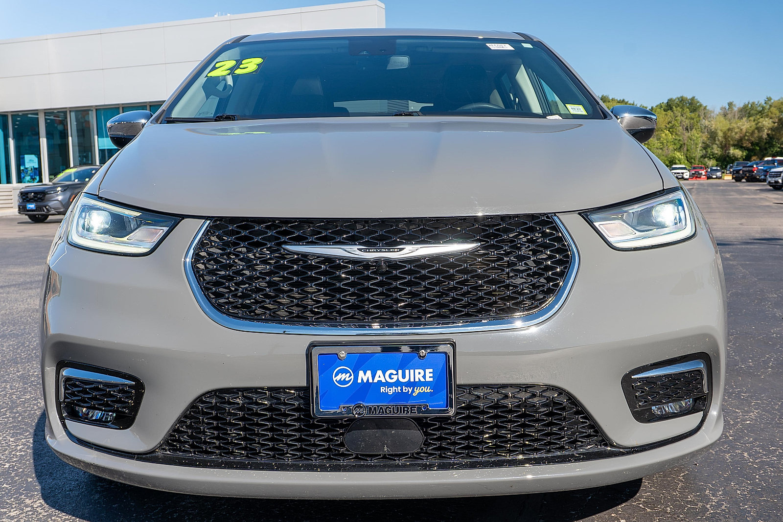 Used 2023 Chrysler Pacifica Limited FWD image 3
