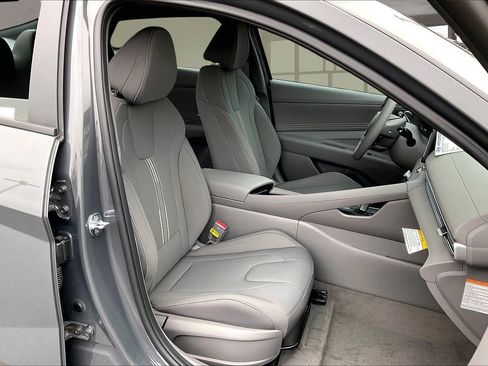 New 2025 Hyundai Elantra SEL image 11