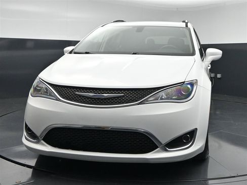 Used 2018 Chrysler Pacifica Touring-L FWD image 2