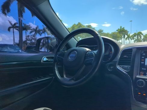 Used 2018 Jeep Grand Cherokee Laredo AWD/4WD image 25