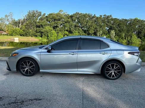 Used 2021 Toyota Camry SE FWD image 3