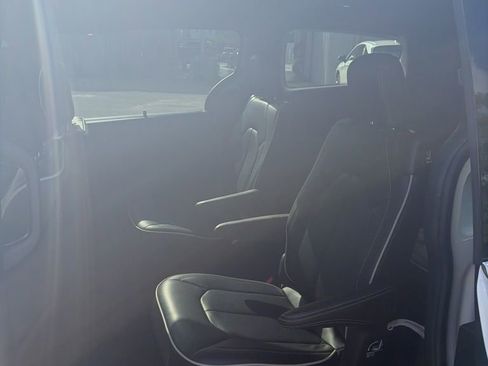 Used 2026 Chrysler Pacifica Limited FWD image 2