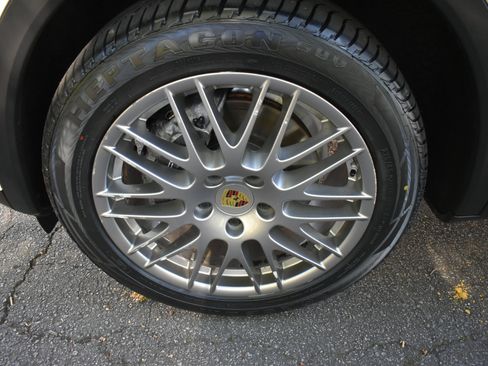 Used 2018 Porsche Cayenne Platinum Edition image 42