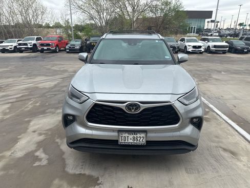 Used 2021 Toyota Highlander XLE image 2
