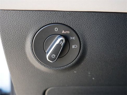 Certified 2025 Volkswagen Taos SE w/ Panoramic Sunroof Package image 24