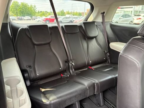 Used 2024 Kia Carnival LX FWD image 16