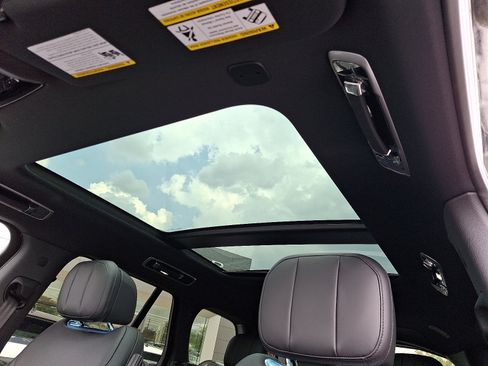 New 2025 Land Rover Range Rover SE AWD/4WD image 11