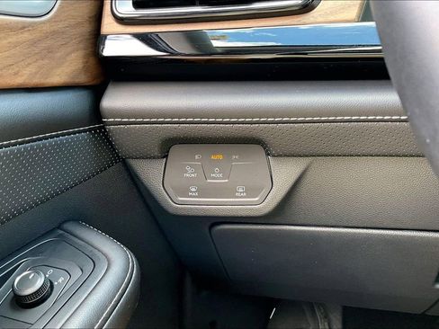 Certified 2024 Volkswagen Atlas SE w/ Black Wheel Package FWD image 28