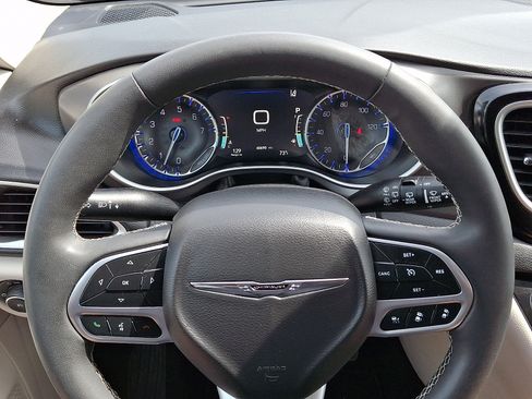 Used 2024 Chrysler Pacifica Touring-L FWD image 18
