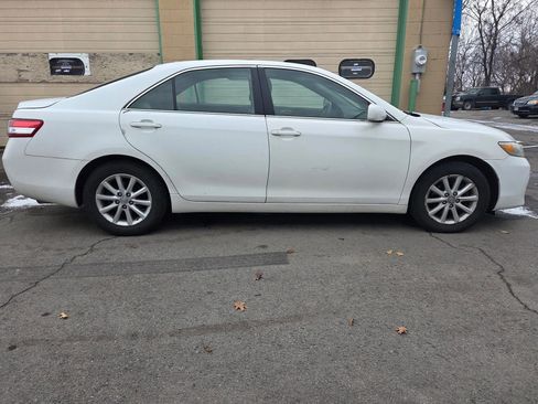 Used 2011 Toyota Camry XLE image 3