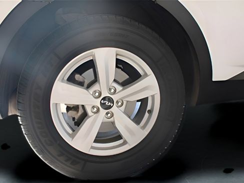 Certified 2022 Kia Sorento LX image 9