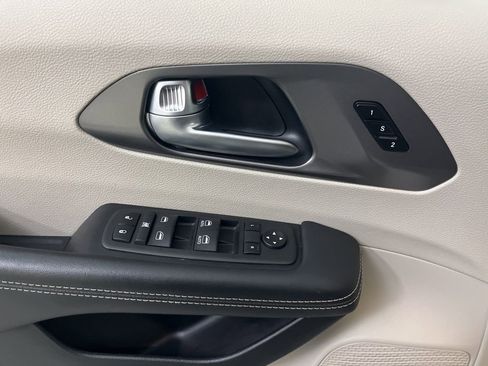 Used 2024 Chrysler Pacifica Touring-L image 51