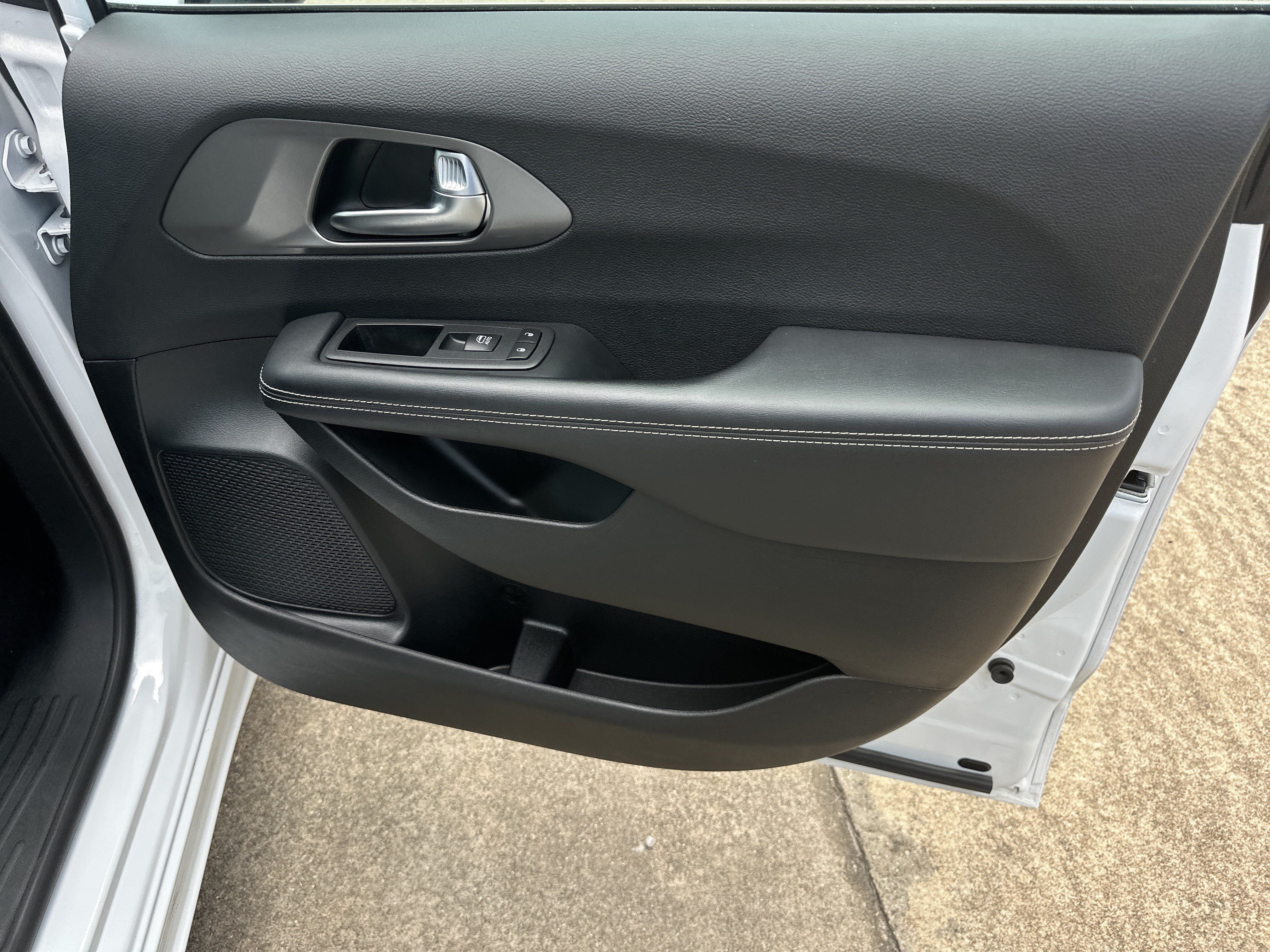 Used 2025 Chrysler Pacifica Select FWD image 15