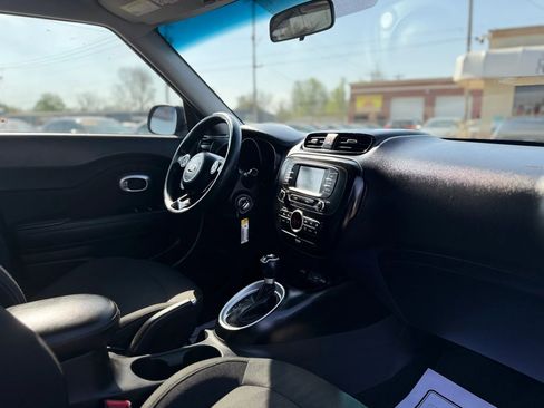 Used 2017 Kia Soul + image 19