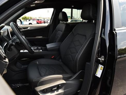 Used 2025 Volkswagen Atlas Cross Sport SE w/ Panoramic Sunroof Package FWD image 19