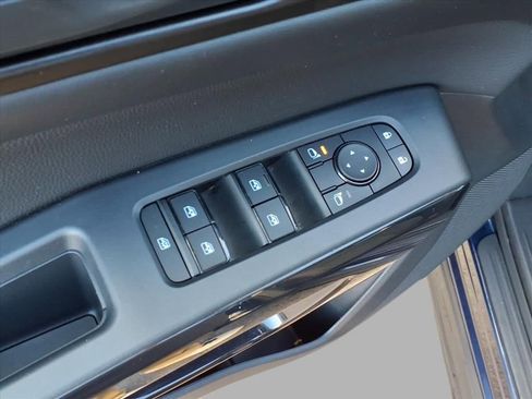 Used 2025 Nissan Pathfinder SV image 18