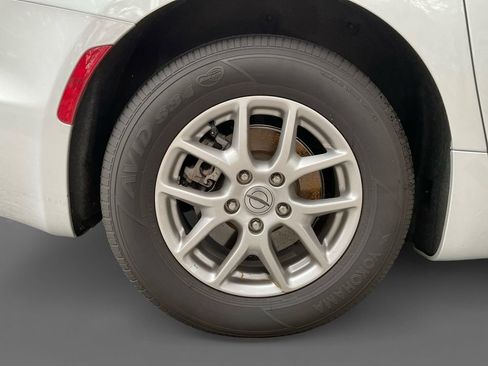 Used 2024 Chrysler Pacifica Touring-L image 8