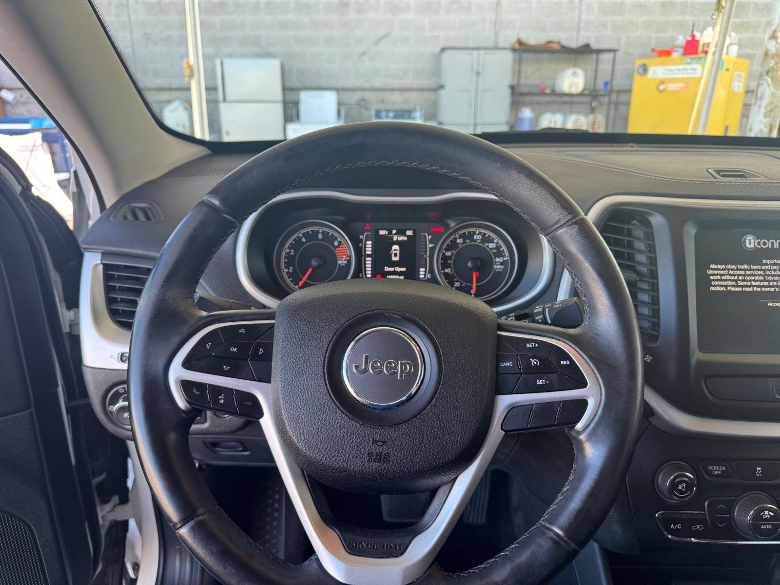 Used 2018 Jeep Cherokee Latitude Plus w/ Comfort/Convenience Group FWD image 15