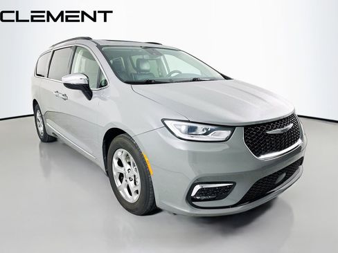 Used 2023 Chrysler Pacifica Limited image 5