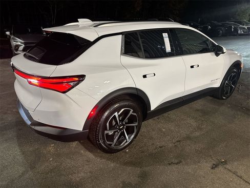 New 2026 Chevrolet Equinox EV LT image 32